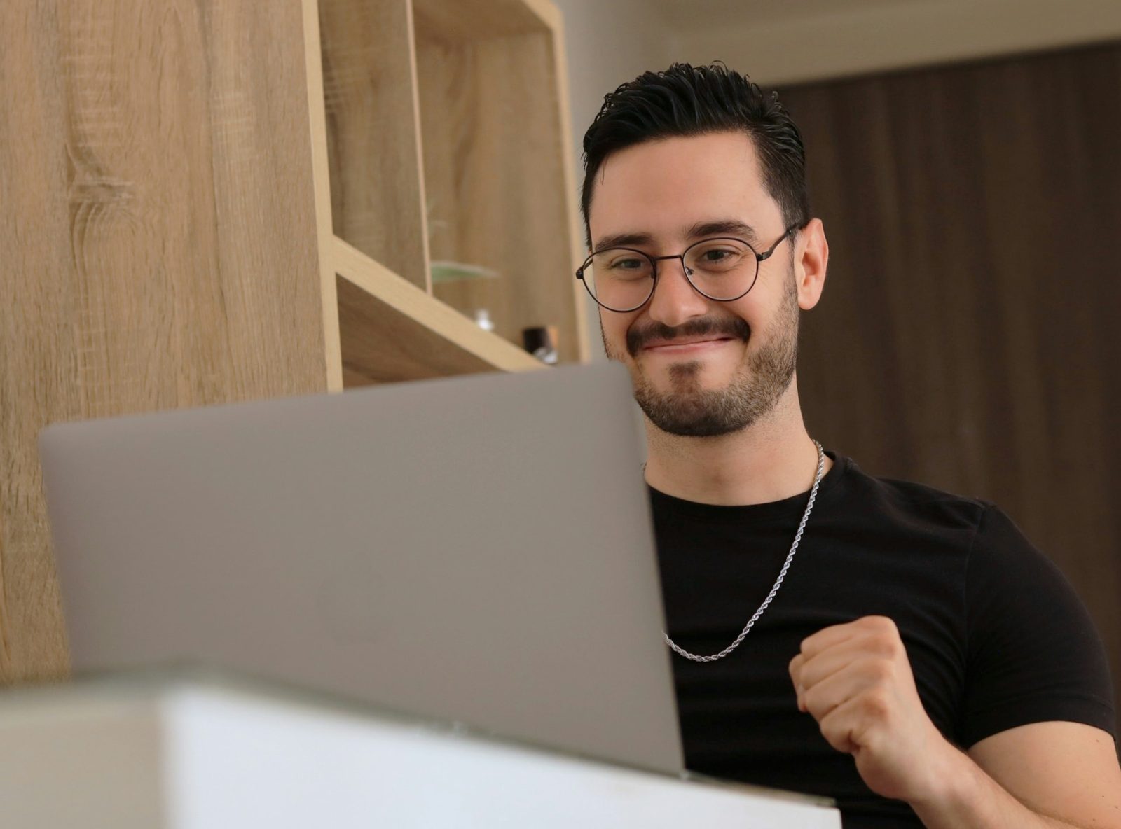 Vlasnik smeštaja za laptopom upravlja oglasom na Noćenje.com