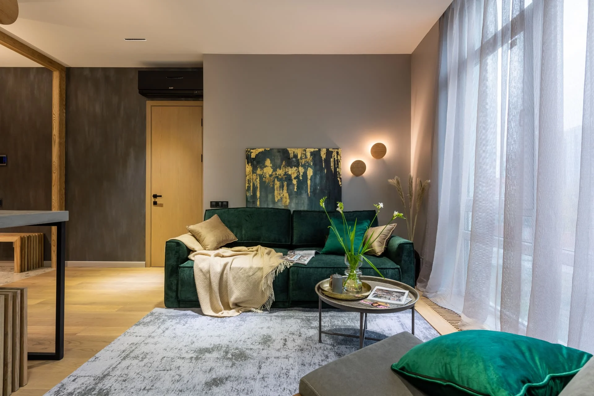 Moderan apartman na dan na Kopaoniku sa zelenom garniturom, velikim prozorima i toplim drvenim detaljima