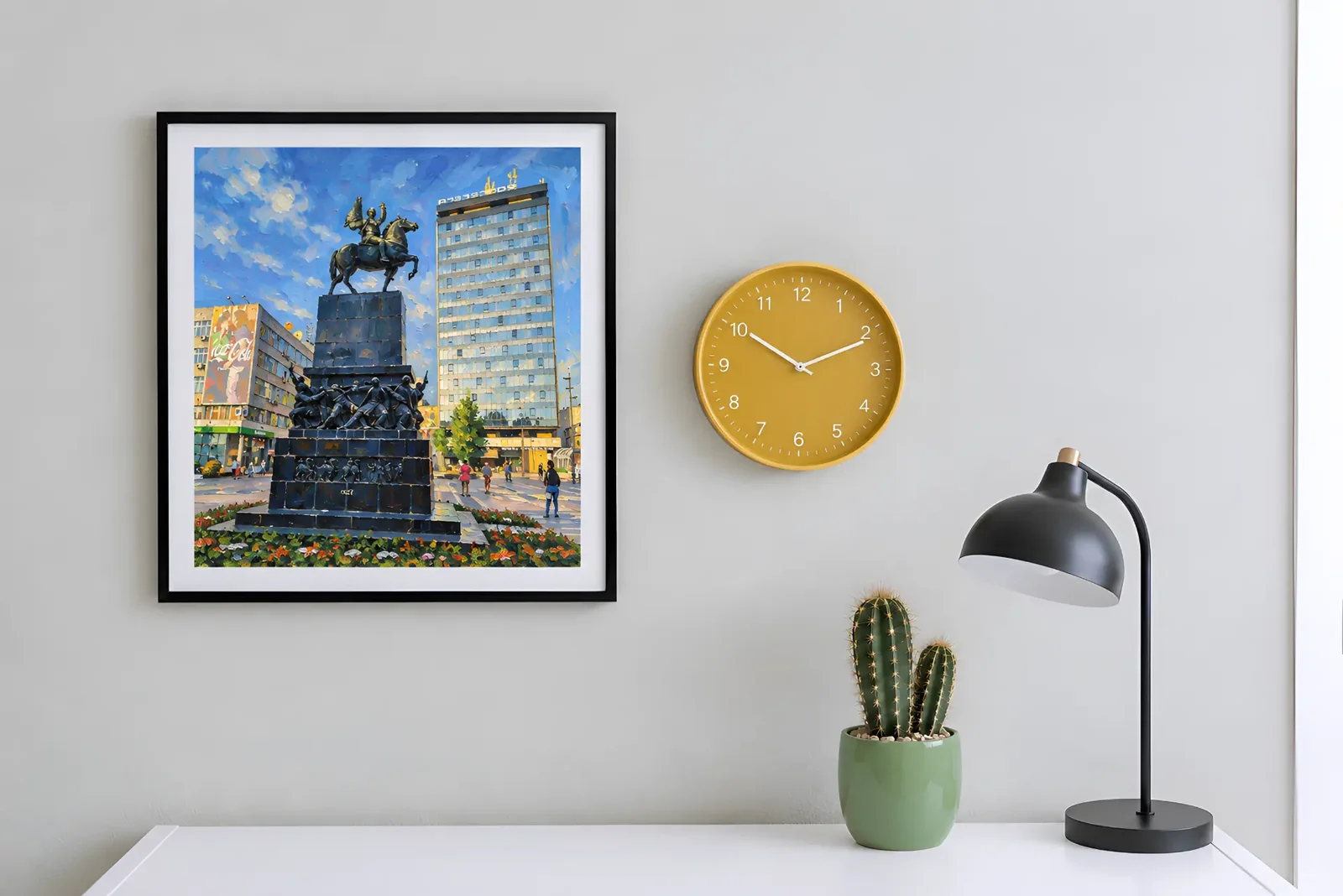 Fotografija spomenika na Konjičkom trgu u Nišu u crnom ramu, uz zidni sat, lampu i kaktus