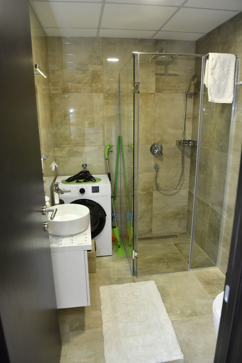Apartman Viktor LUX - Stan na dan Kragujevac — kupatilo sa tuš kabinom, apartman na dan u Kragujevac (fotografija 9 od 10)