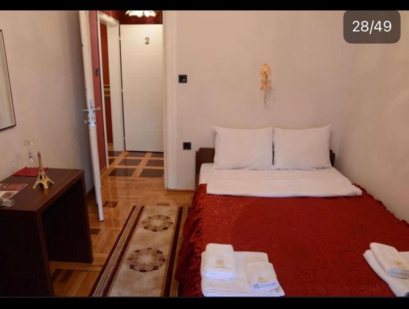 Guest House Vivaldi Niš - Smeštaj Niš — spavaća soba sa francuskim ležajem, apartman na dan u Niš (fotografija 8 od 10)