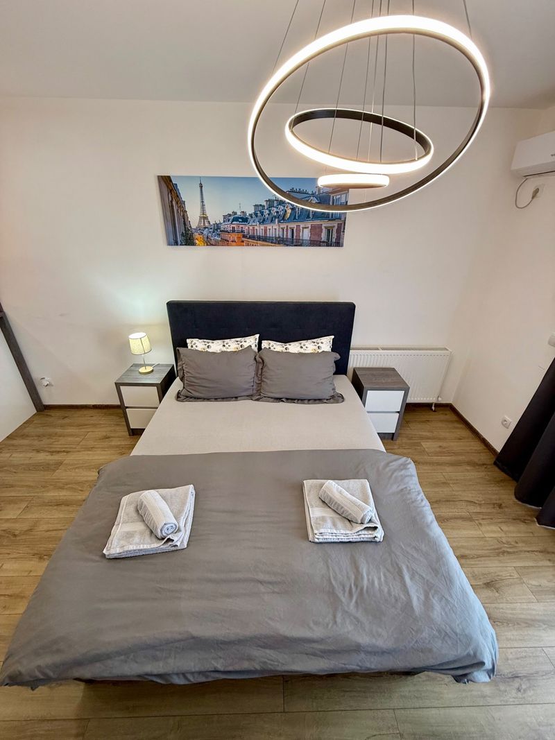 Royal Apartmani Paraćin – Stan na dan Paraćin - Smeštaj Centar — spavaća soba sa francuskim ležajem, apartman na dan u Paraćin (fotografija 8 od 10)