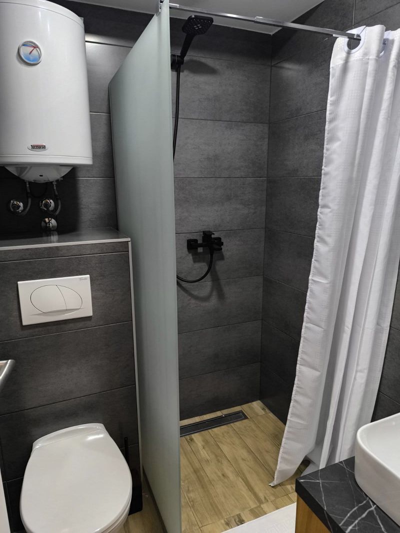 Apartman ELITE B5 Residence Hill Kopaonik — kupatilo sa tuš kabinom, apartman na dan u Kopaonik (fotografija 9 od 20)