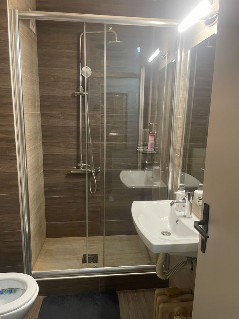 Apartmani Delta kod Plaza Centra Kragujevac — spavaća soba sa francuskim ležajem, apartman na dan u Kragujevac (fotografija 8 od 10)