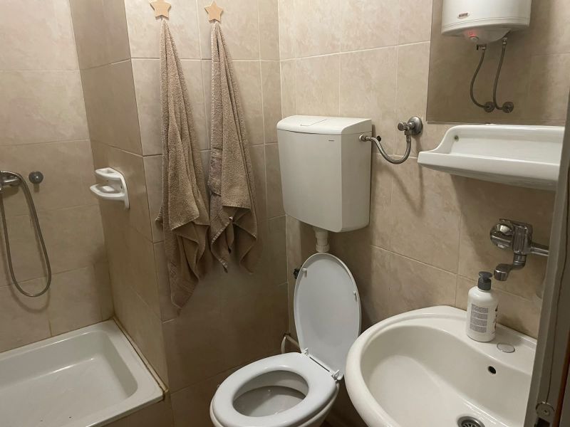 Apartmani Delta kod Plaza Centra Kragujevac — kupatilo sa tuš kabinom, apartman na dan u Kragujevac (fotografija 9 od 10)