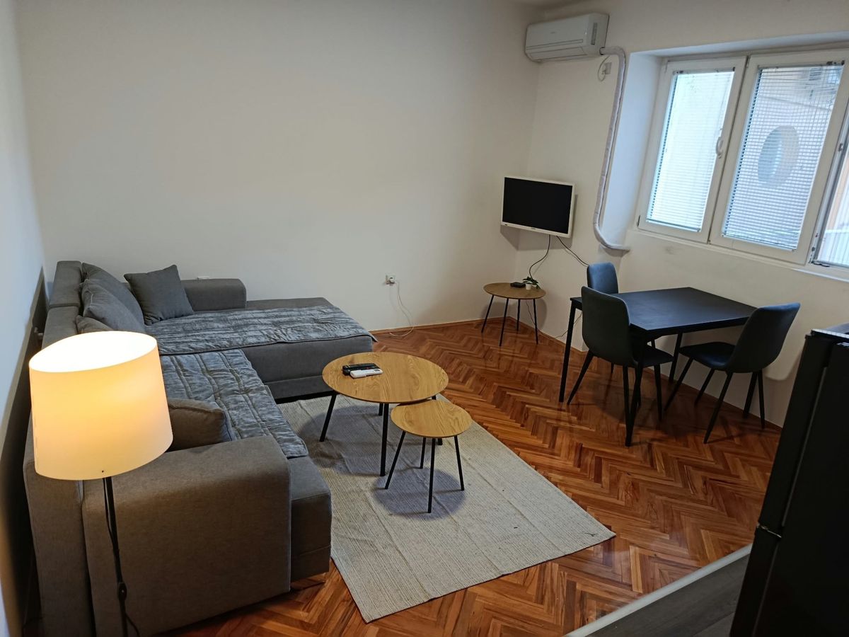 Stan na dan Niš Centar Medijana | Kej 29. Decembra — dnevna soba, apartman na dan u Niš (fotografija 1 od 12)