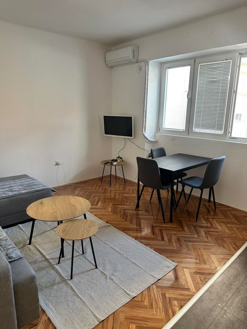 Stan na dan Niš Centar Medijana | Kej 29. Decembra — hodnik, apartman na dan u Niš (fotografija 7 od 12)