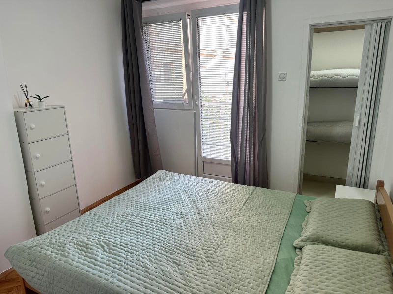 Stan na dan Niš Centar Medijana | Kej 29. Decembra — spavaća soba sa francuskim ležajem, apartman na dan u Niš (fotografija 8 od 12)