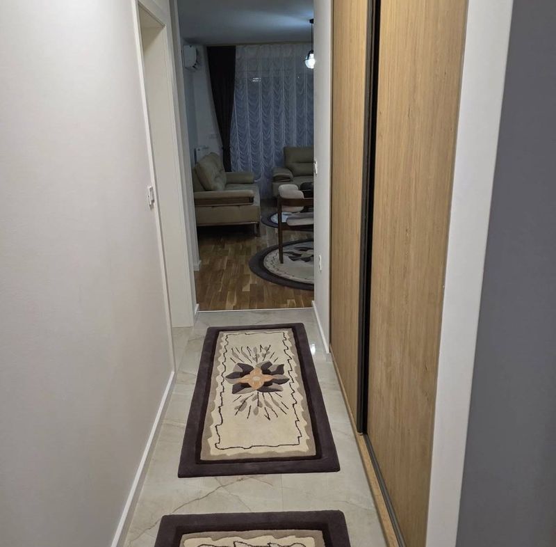 Apartmani Kosturnica Kruševac – Stan na dan Kruševac sa obezbedjenim parkingom — trpezarija, apartman na dan u Kruševac (fotografija 5 od 12)