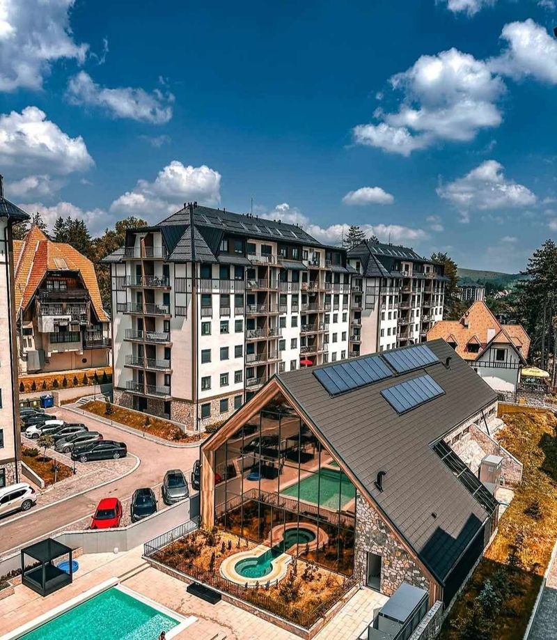 Andonović Lux Apartman Zlatibor – Stan na dan Zlatibor u kompleksu Titova Vila — spavaća soba sa francuskim ležajem, apartman na dan u Zlatibor (fotografija 8 od 16)