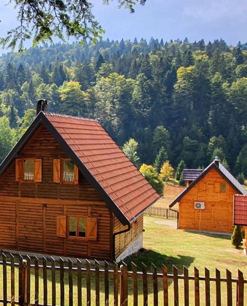 Brvnara Rakić – Apartman na Tari, Mitrovac — spavaća soba sa francuskim ležajem, apartman na dan u Tara (fotografija 8 od 12)
