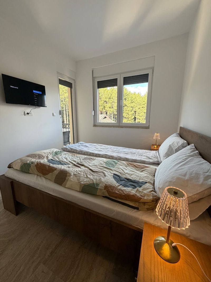 Apartman Pine View 27 Zlatibor – Stan na dan sa terasom i pogledom na borovu šumu — trpezarija, apartman na dan u Zlatibor (fotografija 5 od 10)