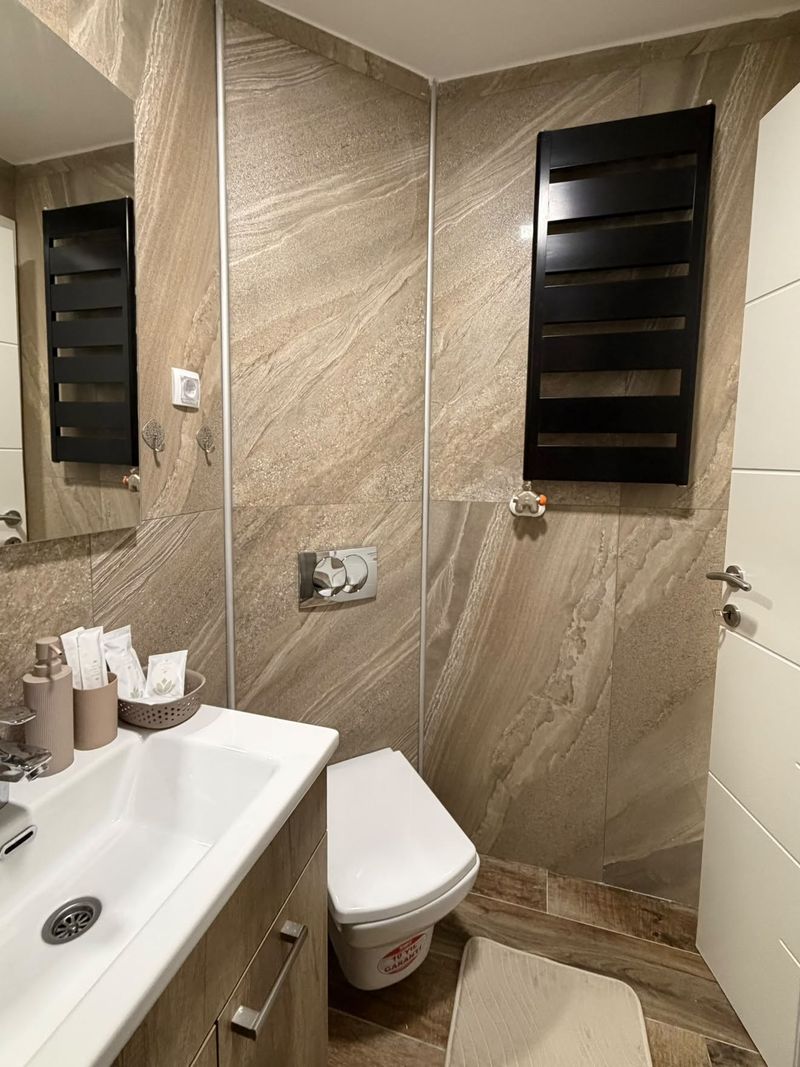 Apartman Pine View 27 Zlatibor – Stan na dan sa terasom i pogledom na borovu šumu — spavaća soba sa francuskim ležajem, apartman na dan u Zlatibor (fotografija 8 od 10)