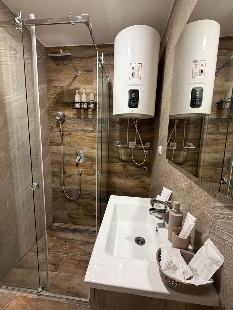 Apartman Pine View 27 Zlatibor – Stan na dan sa terasom i pogledom na borovu šumu — hodnik, apartman na dan u Zlatibor (fotografija 7 od 10)