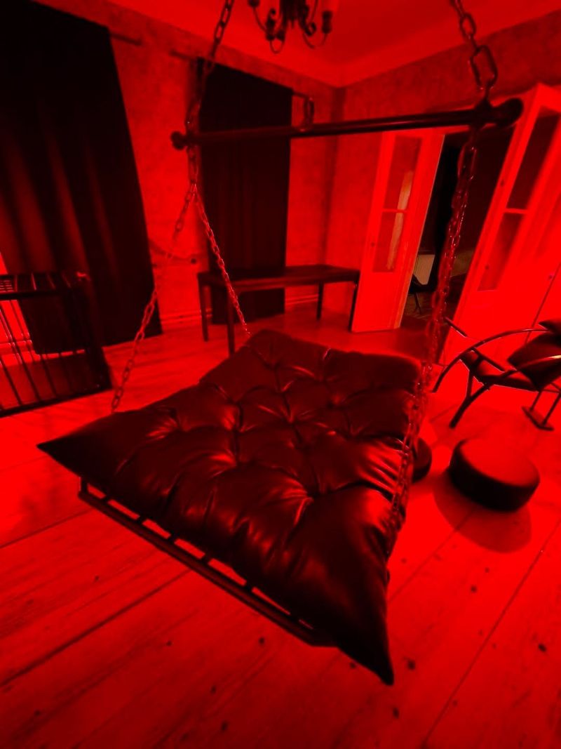 Stan na dan Kinky Q-art Home Novi Sad Centar – Private Loft za Parove — spavaća soba sa francuskim ležajem, apartman na dan u Novi Sad (fotografija 8 od 16)