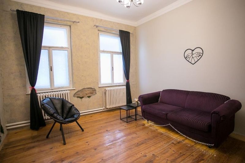 Stan na dan Kinky Q-art Home Novi Sad Centar – Private Loft za Parove — kuhinja, apartman na dan u Novi Sad (fotografija 13 od 16)