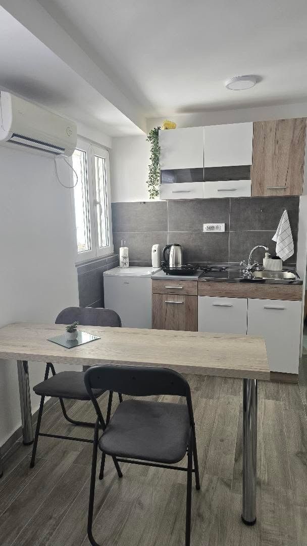Mags Studio Zemun – Stan na dan kod Zemunskog keja Beograd — trpezarija, apartman na dan u Beograd (fotografija 5 od 10)