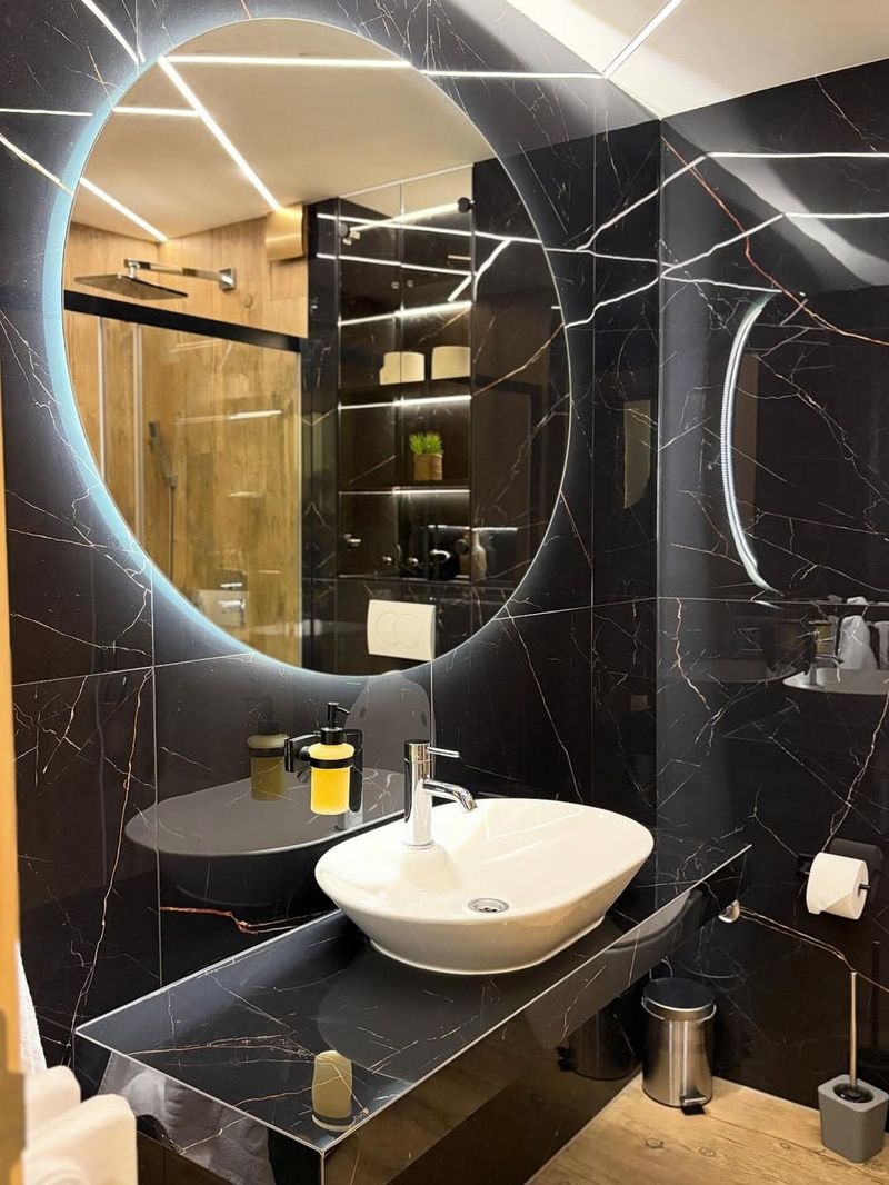 Princ Lux Spa Novi Sad – Stan na dan sa đakuzijem i saunom — kupatilo sa tuš kabinom, apartman na dan u Novi Sad (fotografija 9 od 16)