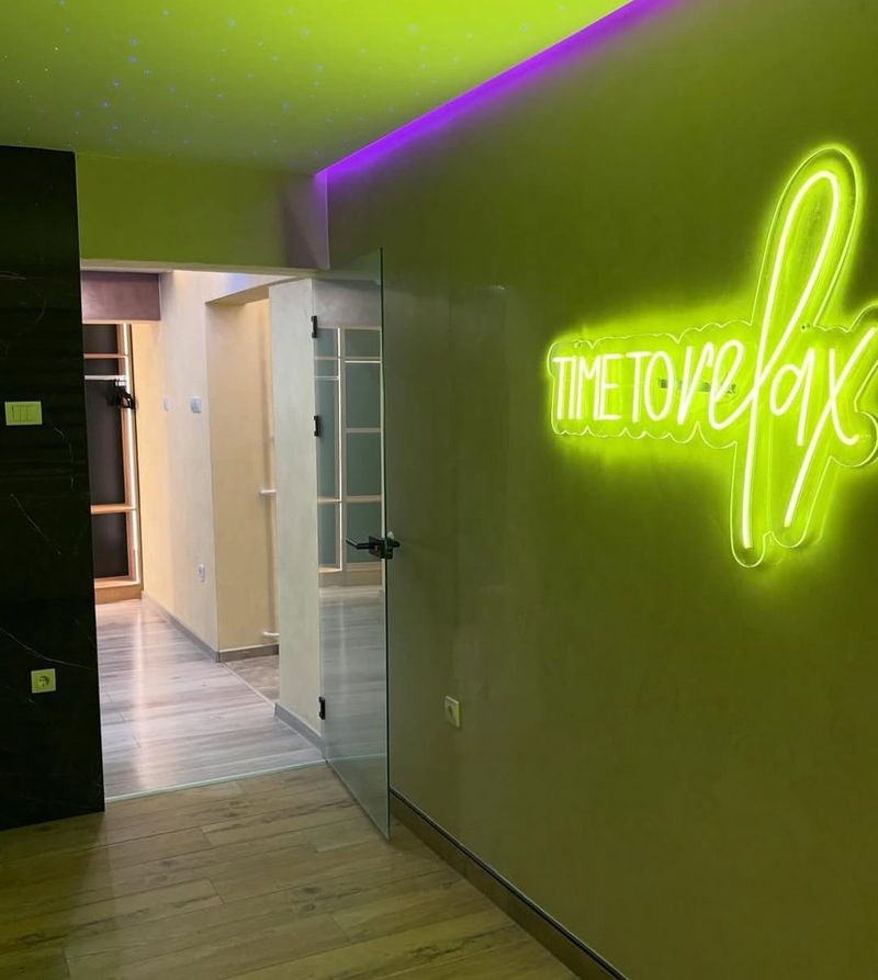 Princ Lux Spa Novi Sad – Stan na dan sa đakuzijem i saunom — hodnik, apartman na dan u Novi Sad (fotografija 7 od 16)