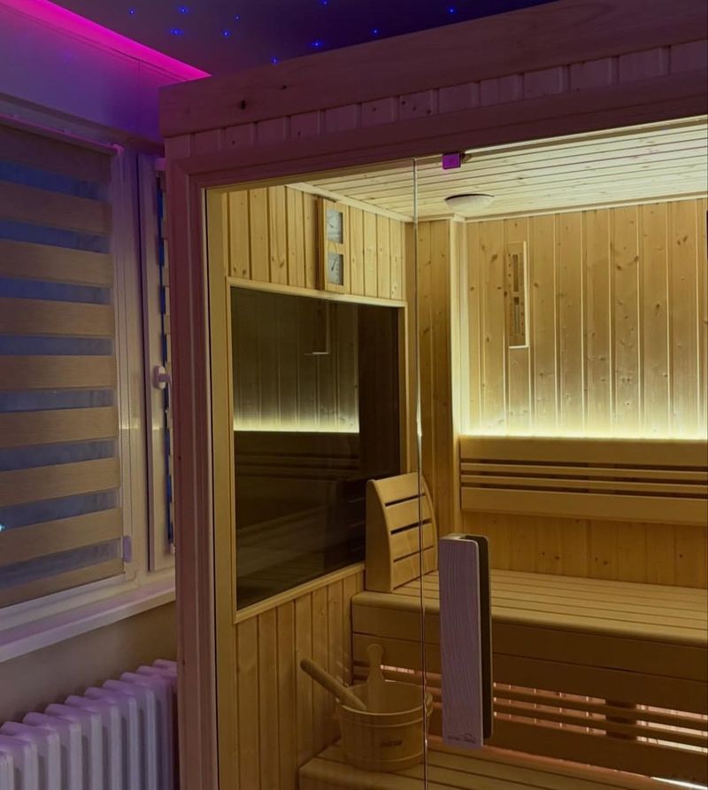 Princ Lux Spa Novi Sad – Stan na dan sa đakuzijem i saunom — spavaća soba sa francuskim ležajem, apartman na dan u Novi Sad (fotografija 8 od 16)