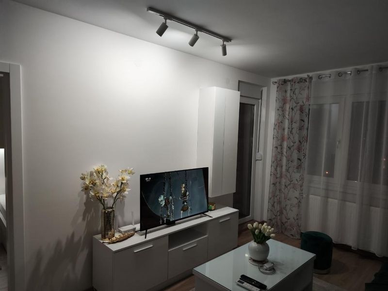 Panorama Apartman - Stan na dan u Kragujevcu Erdoglija, blizu Big Fashion — trpezarija, apartman na dan u Kragujevac (fotografija 5 od 19)