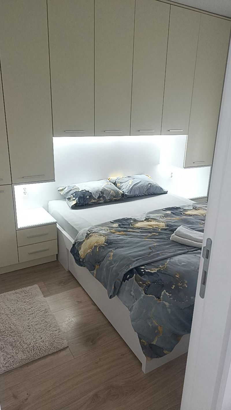 Panorama Apartman - Stan na dan u Kragujevcu Erdoglija, blizu Big Fashion — kupatilo sa tuš kabinom, apartman na dan u Kragujevac (fotografija 9 od 19)