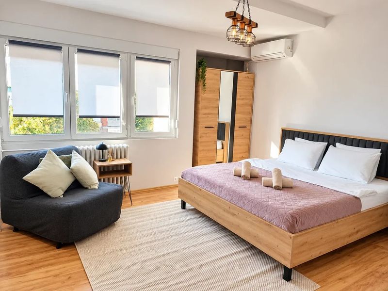 Apartman Vista Centar Smederevo – Stan na dan u centru grada — spavaća soba sa francuskim ležajem, apartman na dan u Smederevo (fotografija 8 od 10)