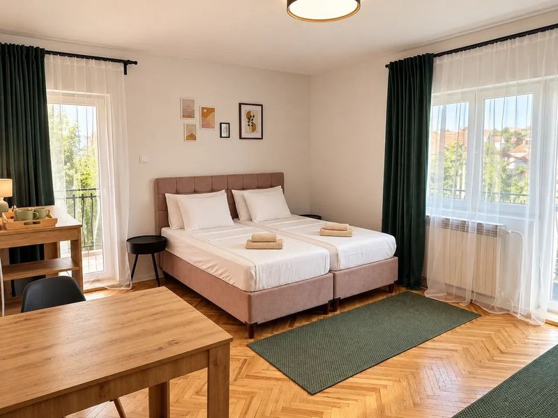 Vista Rooms Smederevo – Stan na dan sa parkingom i smeštaj za 10 osoba — spavaća soba sa francuskim ležajem, apartman na dan u Smederevo (fotografija 8 od 9)