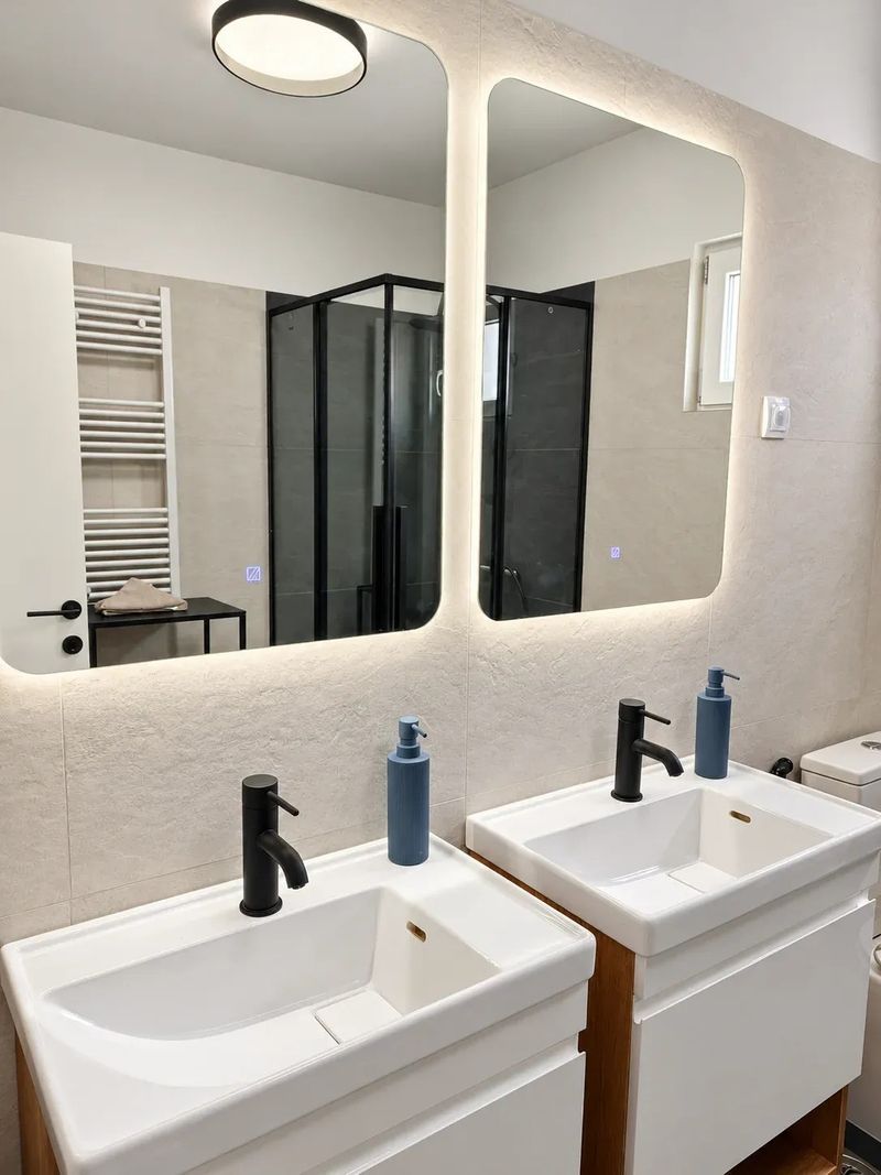 Vista Rooms Smederevo – Stan na dan sa parkingom i smeštaj za 10 osoba — kupatilo, apartman na dan u Smederevo (fotografija 4 od 9)