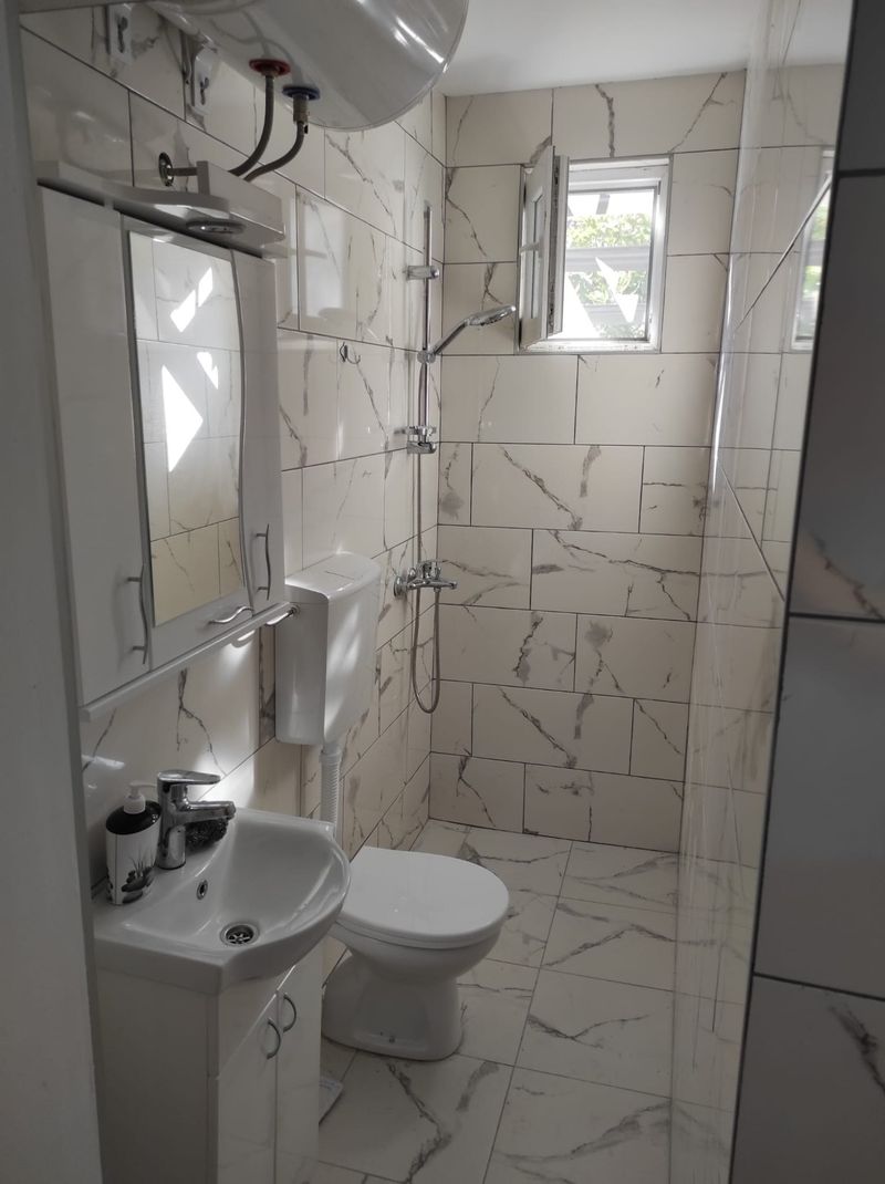 Stan na dan Beograd — kupatilo sa tuš kabinom, apartman na dan u Beograd (fotografija 9 od 10)