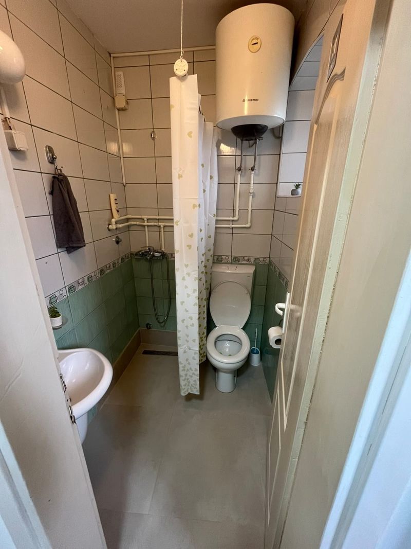 Stan na dan Niš Palilula — kupatilo sa tuš kabinom, apartman na dan u Niš (fotografija 9 od 10)