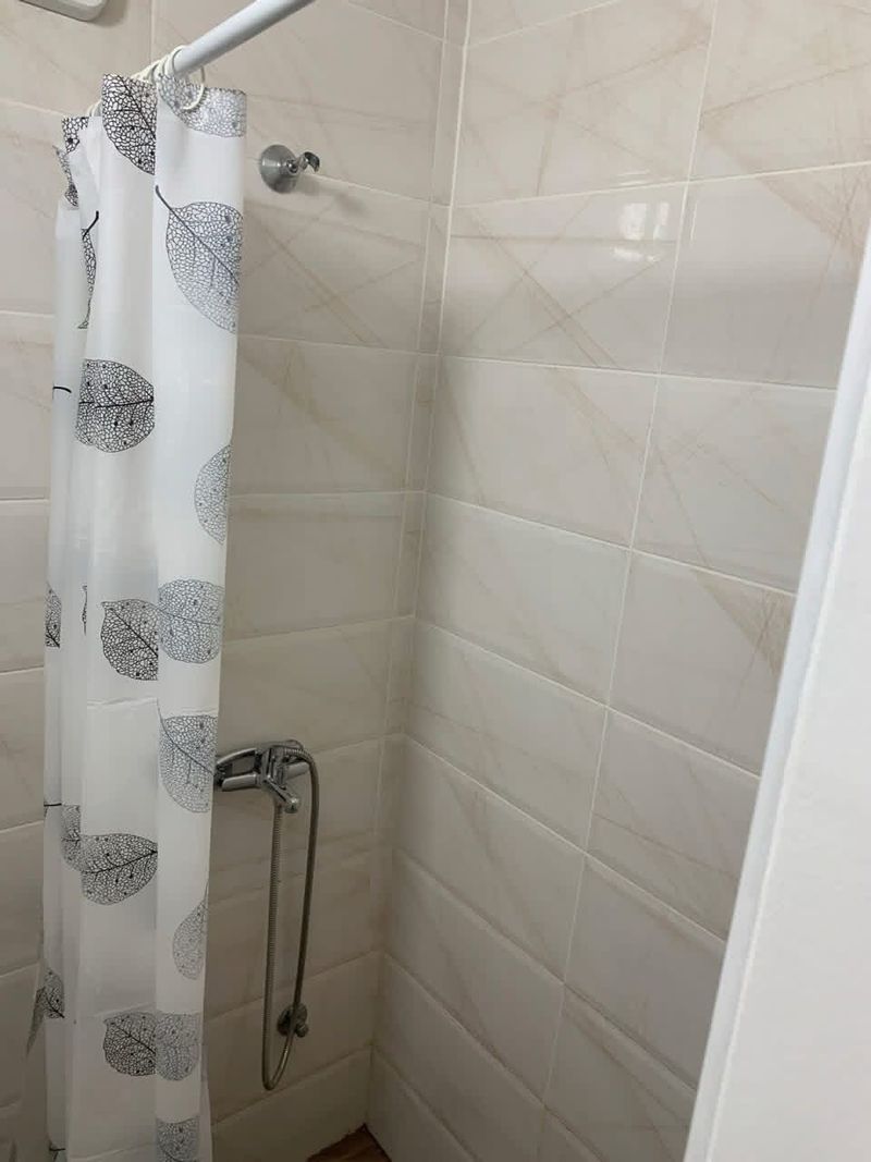 Studio Ukras – stan na dan Vrnjačka Banja, centar kod Zelene pijace — kupatilo sa tuš kabinom, apartman na dan u Vrnjačka Banja (fotografija 9 od 10)